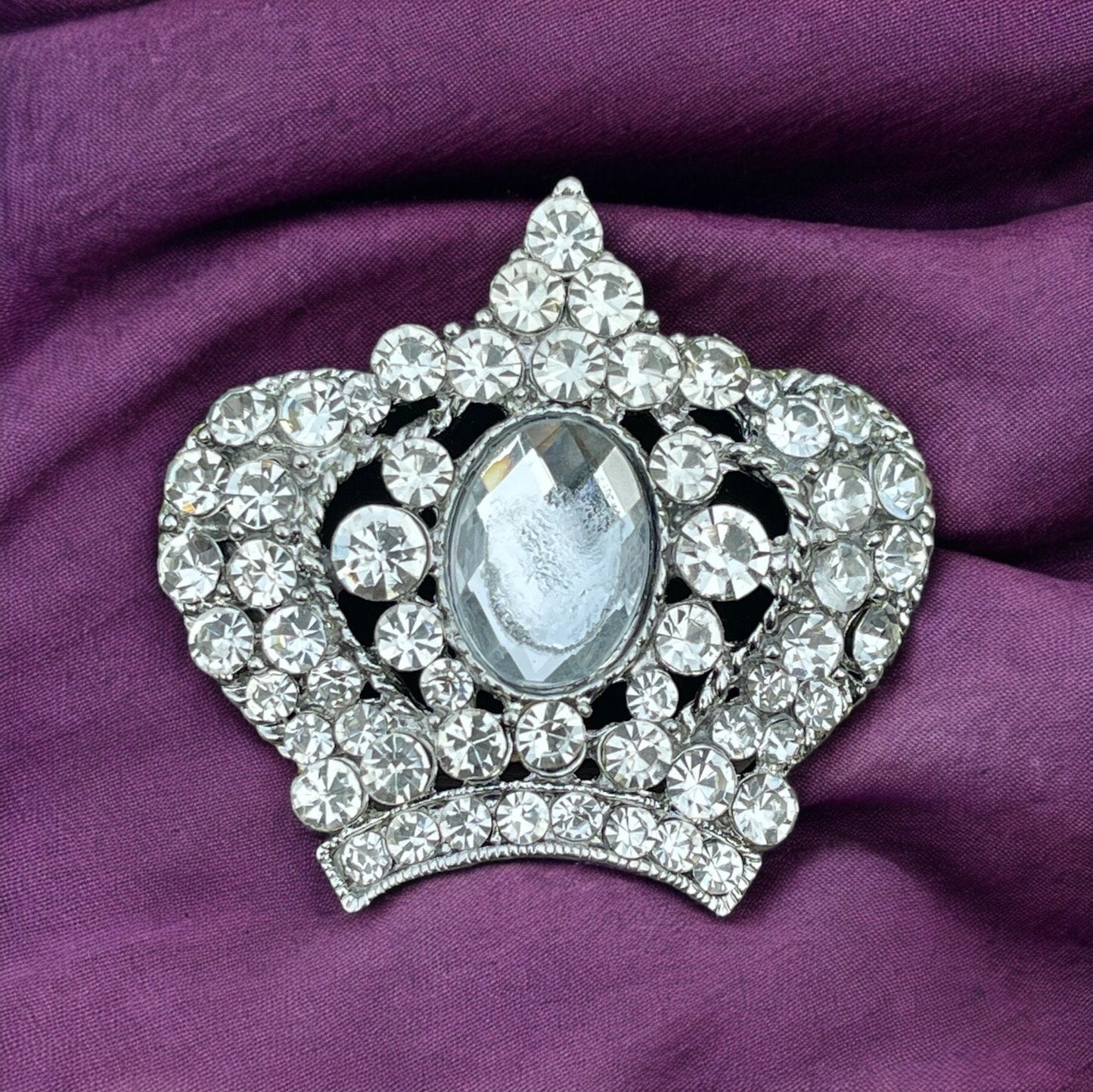 Magnetic number or sash holder for pageants